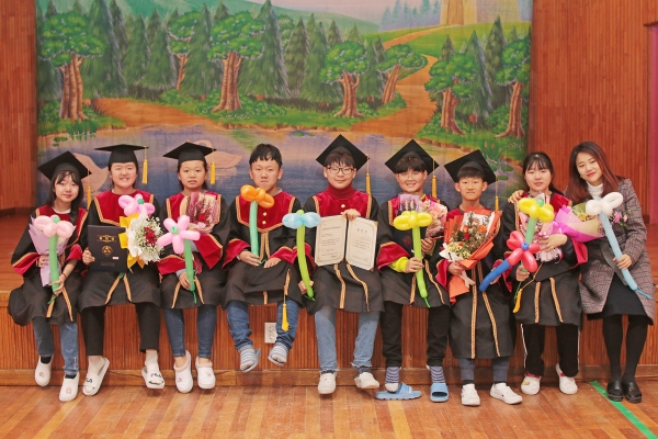 외산초등학교(교장 김용남)는 7일 졸업식과 학습발표회를 진행했다. 부여교육지원청 제공