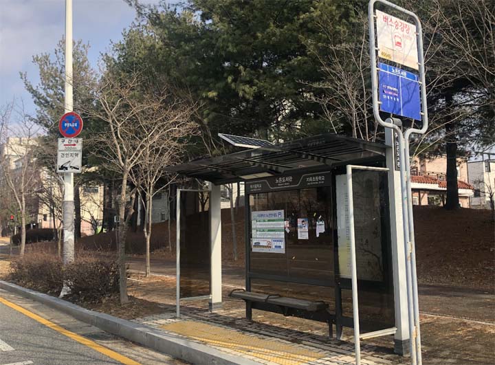 9일 유성구 노은동에 한 버스정류장이 버스안내정보기가 없는 상태로 운영되고 있다.