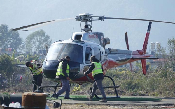 네팔 안나푸르나 한국인 실종자 가족 4명이 현지시간 20일 오전 헬리콥터를 타고 사고현장을 살펴봤다. 사진은 실종자 가족이 탑승한 헬리콥터. 연합뉴스
