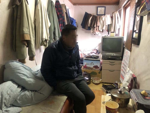 ▲ 22일 대전 중구 선화동에 거주하는 한 독거노인이 방안에서 적막함을 달래고 있다.  사진=전민영 기자