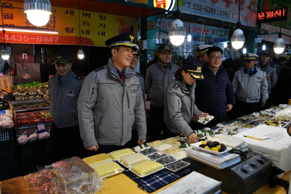 22일, 곽창용 대전서부서장이 서구 도마전통시장을 찾아 상인들의 애로사항을 청취했다. 대전경찰청 제공