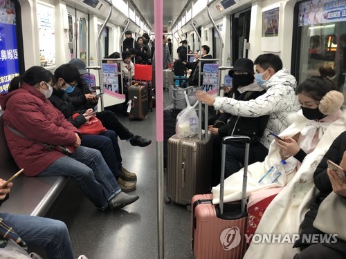 ▲ (우한=연합뉴스) 차대운 특파원 = 지난 21일 찾은 우한(武漢)시의 지하철에서 대부분 시민들이 마스크를 쓰고 있다. cha@yna.co.kr