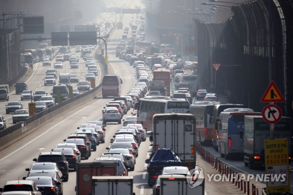 설 연휴를 하루 앞둔 23일 서울 서초구 잠원IC 인근 경부고속도로 하행선에 차들이 줄지어 이동하고 있다. 사진=연합뉴스