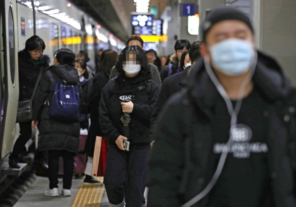 '우한 폐렴'으로 불리는 신종 코로나바이러스가 전세계로 확산되고 있는 가운데 27일 오전 서울 수서역에서 귀경객들이 마스크를 쓴 채 플랫폼을 나서고 있다. 사진=연합뉴스