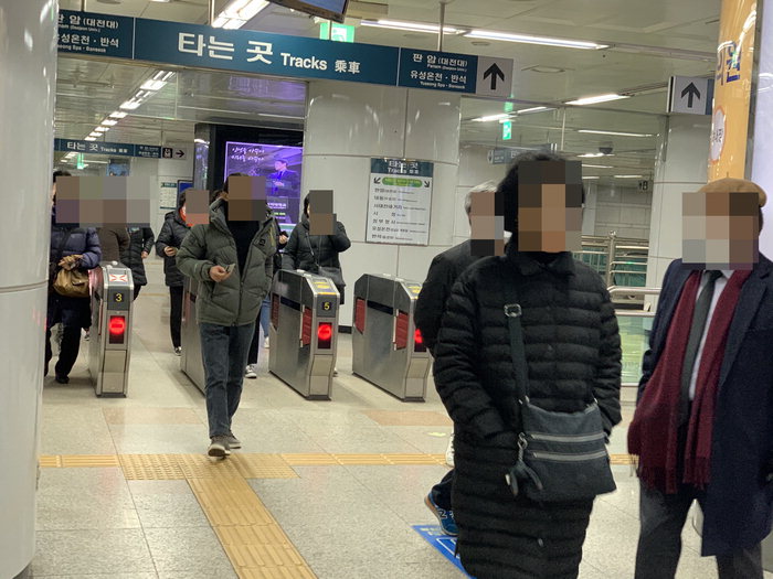 ▲ 지난 7일 마스크를 안쓴 사람들이 대전지하철 게이트를 빠져나오고 있다.  사진=선정화 기자