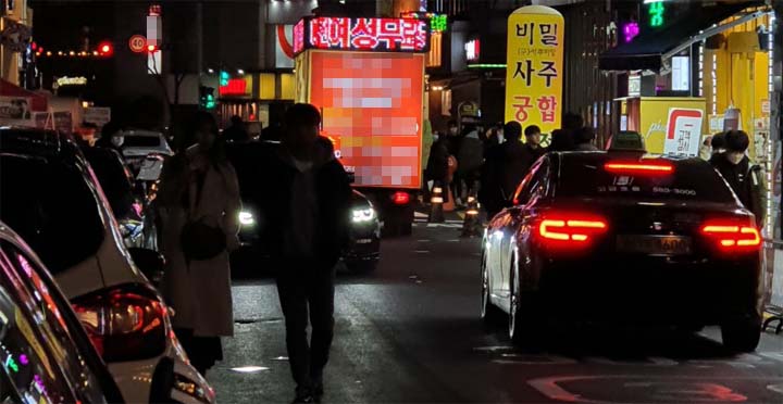 14일 오후 9시. 둔산동 번화가에서 클럽을 홍보하는 차량이 시민들 사이로 지나가고 있다. 박혜연 수습기자