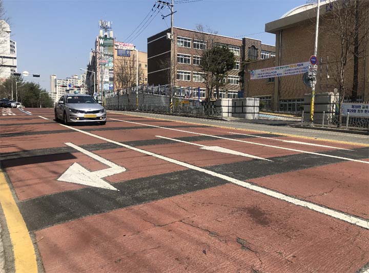 25일 대전 중구 목동초등학교 앞 5차선 간선도로에 차들이 빠르게 달리고 있다.