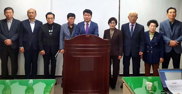 사진 = 전 태안군의회 의원 미래통합당 성일종 후보 지지선언 모습. 이수섭 기자
