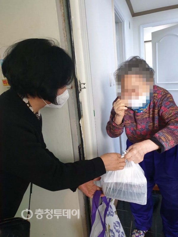 ▲ 대전 서구 유등노인복지관은 관내 독거노인에게 도시락 배달을 진행하고 있다고 8일 밝혔다. 유등노인복지관 제공