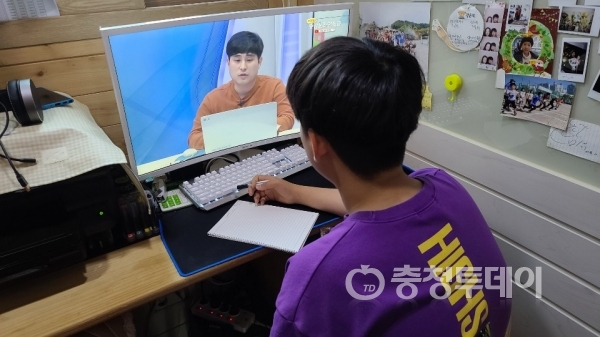 충남 내포중학교에 재학 중인 최모(15) 군이 9일 자택에서 온라인 수업을 받고 있다. 사진=조선교 기자