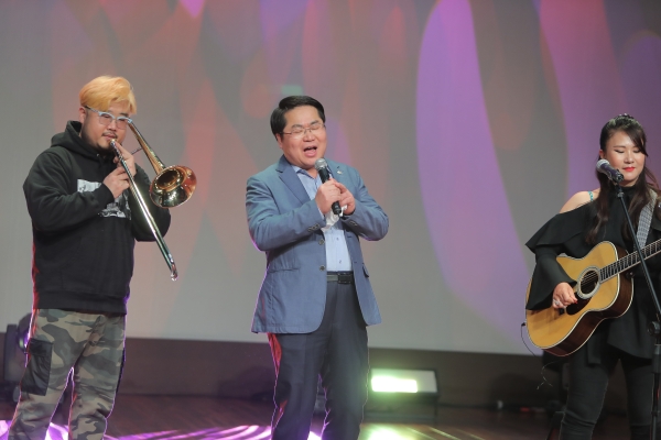 오세현 아산시장이 집콕방콕 콘서트에 출연해 노래 ‘행복’을 열창하고 있다. 아산시 제공
