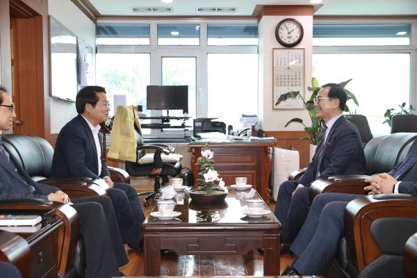 박상돈 천안시장(오른쪽)이 18일 아산시를 찾아 오세현 시장과 양 시의 공동발전과 협력방안에 대해 논의하고 있다. 천안시 제공.