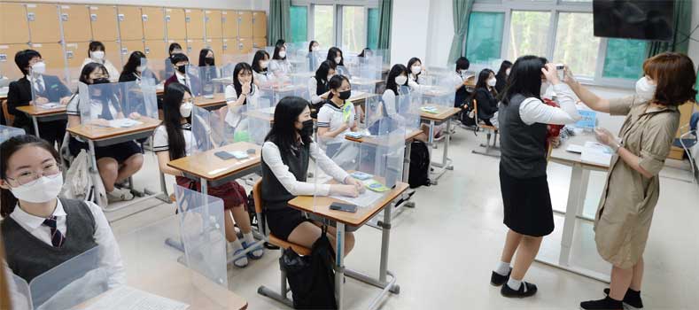 고등학교 3학년 학생들의 등교가 시작된 20일 대전 유성구 전민고 교실에서 학생들이 발열체크를 하고있다. 정재훈 기자 jprime@cctoday.co.kr