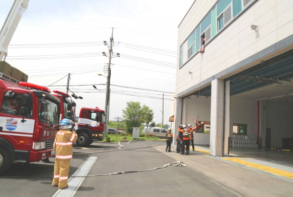 예산소방서 별관에서 21일 진행된 고층건축물 화재대응 훈련 모습. 예산소방서 제공