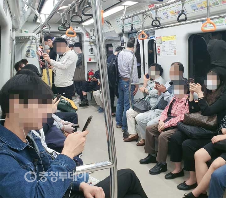 26일 오전 9시경 전국적으로 대중교통 마스크  의무화가 시행된 가운데 대전 지하철 내 종종 마스크 미착용한 사람들 모습이 보여지고 있다. 사진=박혜연 기자