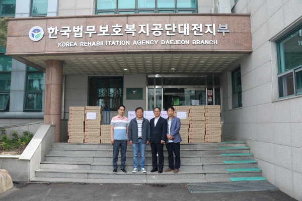이재수 법사랑나눔위원회 부회장이 법무보호 대상자들을 위한 부식물품으로 220만원 상당의 냉면을 기부했다. 한국법무보호복지공단 대전지부 제공