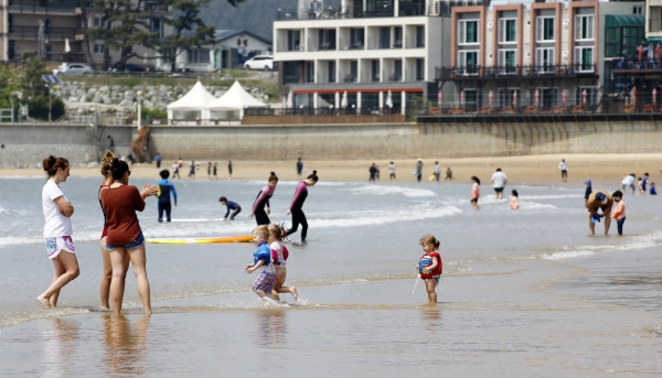 지난 6일 충남 태안군 소원면 만리포해수욕장을 찾은 관광객들이 해변에서 더위를 식히고 있다. 사진=연합뉴스