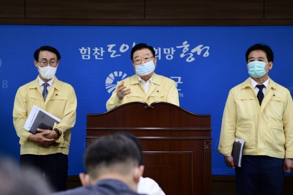 김석환 홍성군수(가운데)가 코로나19 3번째 확진자 발생과 관련 브리핑을 하고 있다. 사진=홍성군 제공