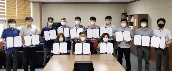 한국법무보호복지공단 충남지부 직원들이 청렴 서약 캠페인을 진행하고 있는 모습(사진=한국법무보호복지공단 충남지부 제공)