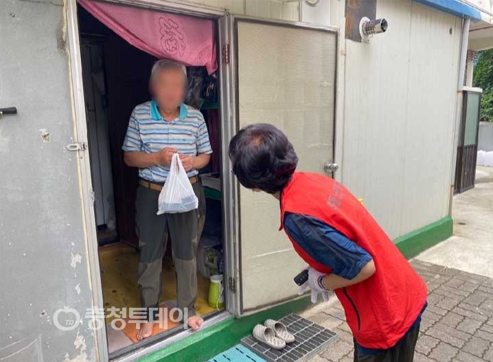 사진 = 유등노인복지관 복지사가 지역 독거노인에게 도시락 배달을 하고 있다. 서유빈 기자