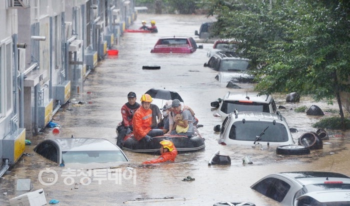 대전지역에 호우경보가 발효된 30일 오전 서구 정림동의 한 아파트에서 119구조대원들이 폭우로 고립된 주민들을 보트를 이용해 구조하고 있다. 사진=정재훈 기자 jprime@cctoday.co.kr