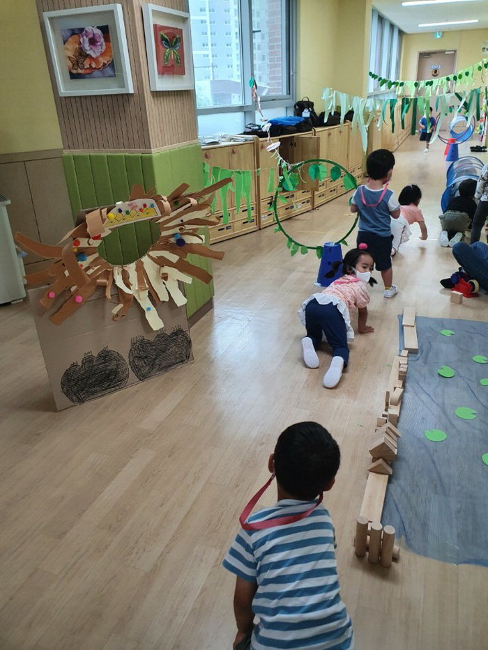▲ 천안버들유치원에서 교실 밖 놀이가 진행되고 있는 모습. 천안버들유치원 제공