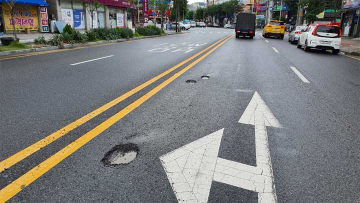 사진 = 기록적인 폭우가 남긴 도로 위 포트홀. 대전시 제공