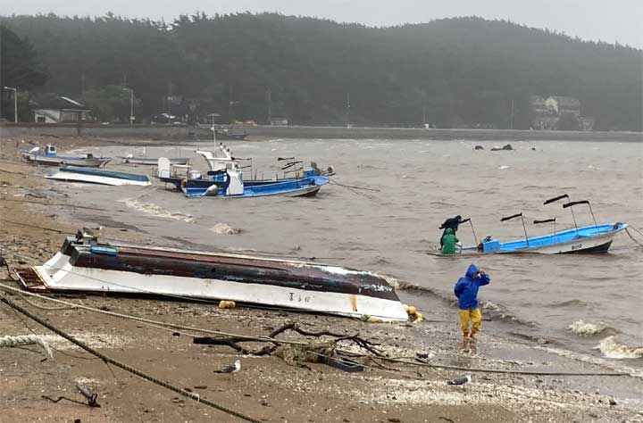 사진 = 6일 새벽 충남 태안군 고남면 가경주항에 정박해 있던 어선들이 강풍으로 뒤집혀 있다. 연합뉴스