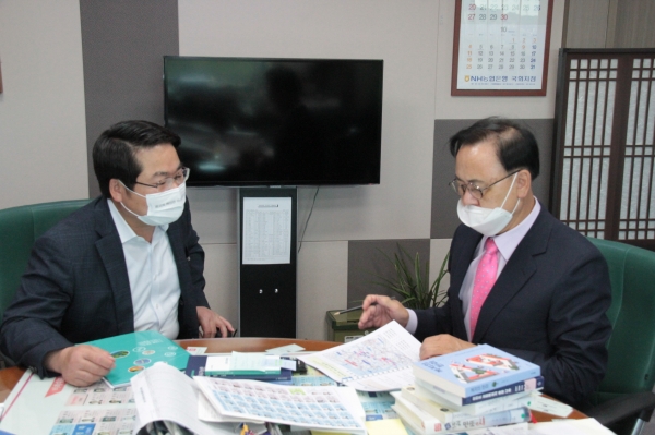오세현 시장과 이명수 국회의원이 아산시 현안사업 및 국비확보에 대해 이야기를 나누고 있다. 아산시 제공