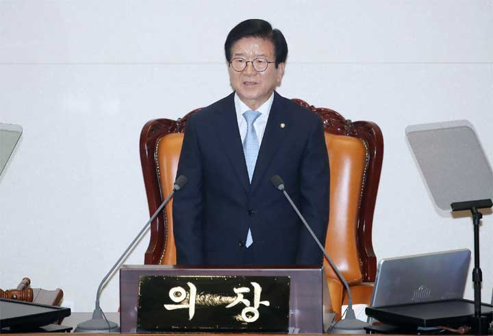 박병석 국회의장이 16일 국회 본회의장에서 열린 제21대 국회 개원식에서 개원사를하고 있다. 연합뉴스