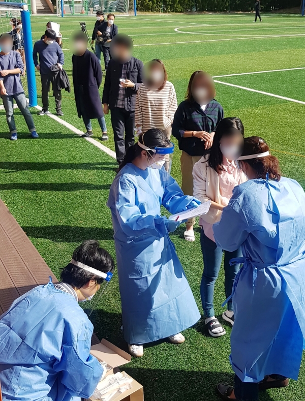 9일 오전 10시 대전 둔원고등학교 운동장에서 학생들이 신종 코로나바이러스 감염증(코로나19) 검사를 받기 위해 줄을 서고 있다. 정재훈 기자 jprime@cctoday.co.kr