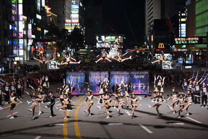 ▲ 천안흥타령춤축제2019서 거리댄스퍼레이드 금상을 수상한 레인보우치어(RAINBOW CHEER) 팀의 공연 모습.  천안시 제공