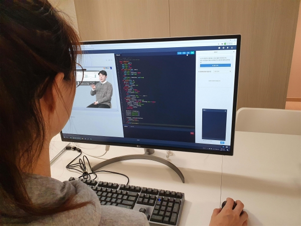 한국기술교육대 재학생이 AI/SW 교육플랫폼을 통해 실습수업을 받고 있다. 한기대 제공.
