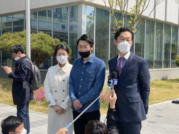 (왼쪽부터) 고 김민식 군 부모와 변호사가 지난 4울 27일 가해 운전자에 대한 1심 선고 직후 천안지원 앞에서 기자들의 질문에 답하고 있다.