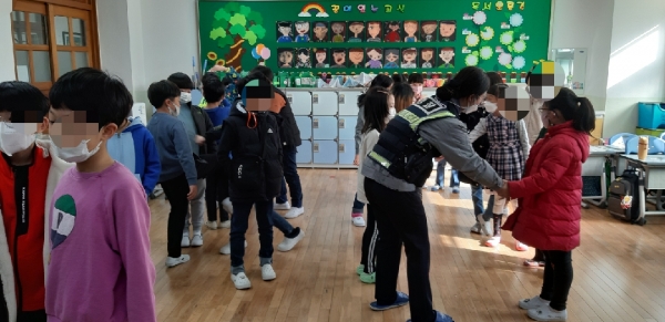 천안동남경찰서 청수파출소는 지난 5일 천안청룡초등학교에서 아동 성폭력 범죄예방을 위한 찾아가는 호신술 교실을 운영했다. 천안동남서 제공.