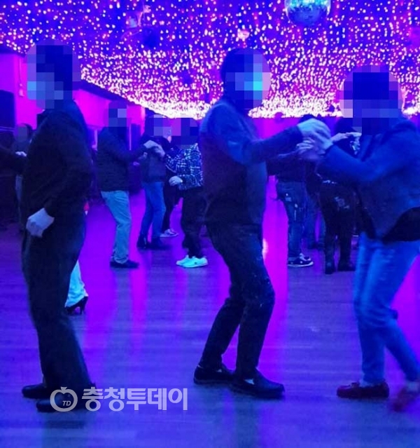 ▲ 6일 업종을 무도장으로 변경한 대전지역의 모 (구)콜라텍에 사람들이 모여 춤을 추고 있다. 사진=전민영 기자