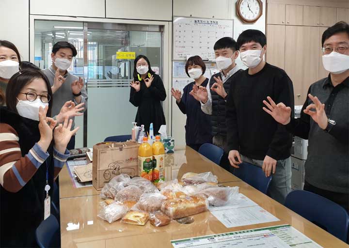 21일 허태정 대전시장이 직접 보낸 격려의 빵을 받은 대전보건환경연구원 직원들. 대전시 제공