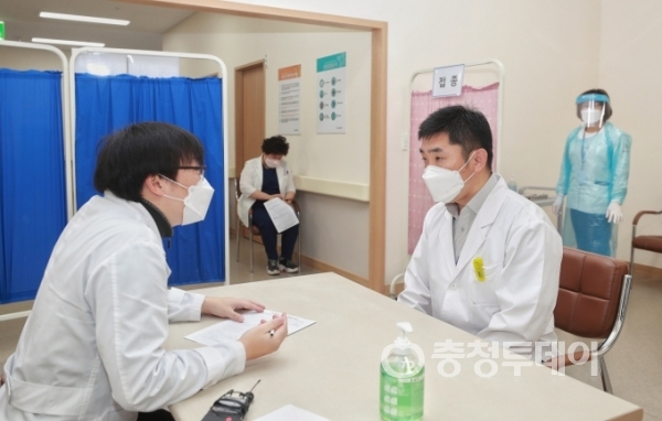 26일 대전 첫 코로나19 백신 접종자인 최헌우 성심요양병원 방사선실장이 접종 전 예비 검진을 하고 있다. 사진=대전시 제공