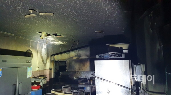 3일 오후 7시4분경 충남 아산의 한 음식점에서 조리 중 부주의로 추정되는 화재가 발생해 50대 남성이 화상을 입었다. 사진=아산소방서 제공