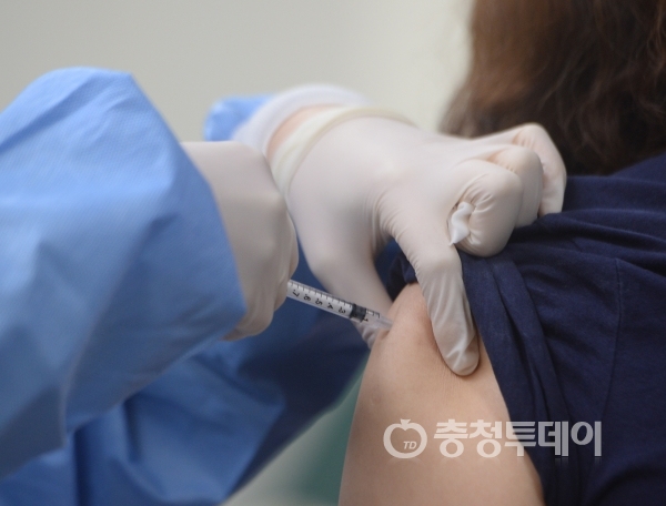 3일 계룡시 보건소에서 의료진이 요양원 종사자들을 대상으로 아스트라제네카 백신을 접종하고 있다. 이경찬 기자 chan8536@cctoday.co.kr