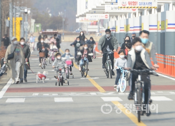 엑스포남문광장에서 자전거를 타는 시민들. 이경찬 기자