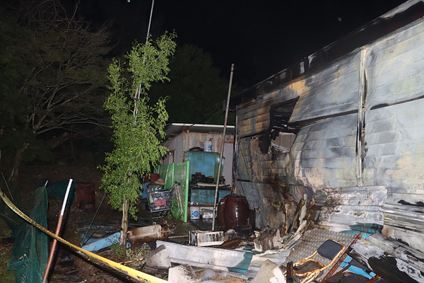 8일 오후 9시경 충남 당진의 한 주택에서 쓰레기 소각 중 남은 불티에서 시작된 것으로 추정되는 불이 났다. 사진=당진소방서 제공