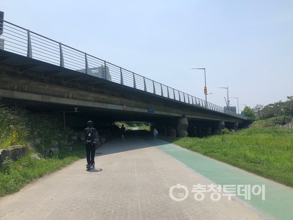 9일 대전 유성구 봉명동 유림공원에서 홈플러스 유성점 방향으로 넘어가기 위한 보행자 통행로가 교량 밑으로 설치돼 있다. 사진=전민영 기자