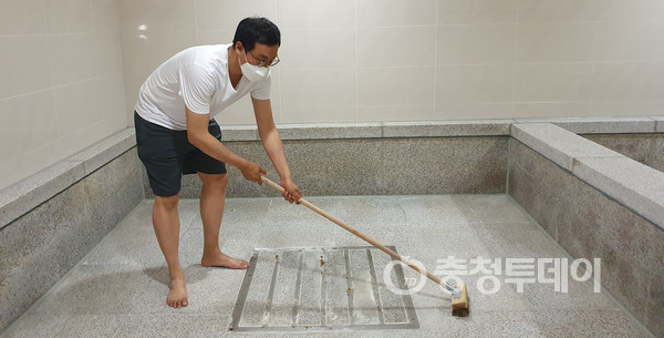 대전 동구의 한 사우나에서 목욕탕 청소를 하고 있는 박현석 기자. 사진=송해창 기자