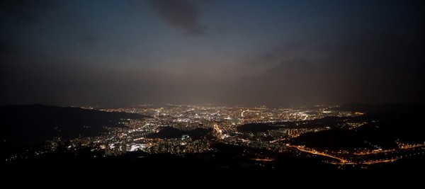 식장산전망대에서 찍은 대전 도심 야경. 사진=송해창 기자