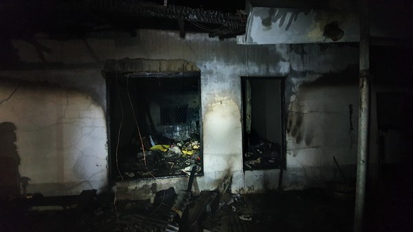 21일  오후 9시42분경 충남 논산의 한 창고에서는 전기적 요인에 의한 화재가 발생했다. 사진=논산소방서 제공