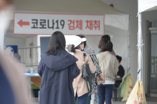 대전의 한 코로나19 선별진료소에서 시민들이 진단검사를 실시 중이다. 사진 = 이경찬 기자