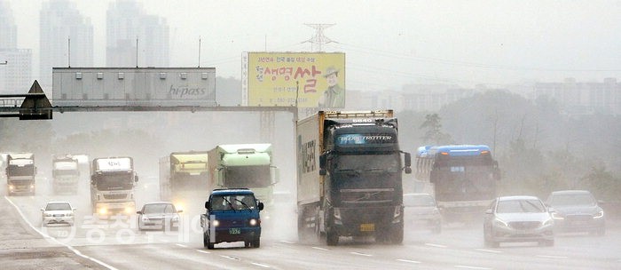 '호우예비특보'가 내려진 중북부지역에서 차량들이 물보라를 일으키며 주행하고 있다. 사진=충청투데이 DB