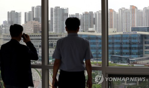지난 5일 세종시 아파트 단지가 보이는 정부세종청사 옥상 공원에서 공무원들이 대화하고 있다. 연합뉴스