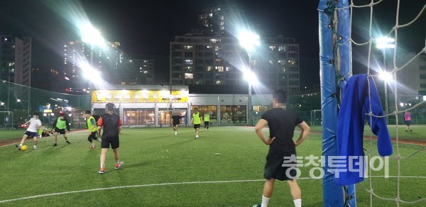 대전 중구 A풋살장에서 밤 늦은 시간 경기가 진행되고 있다. 독자 제공